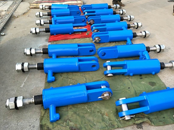 HP300高效能(néng)破碎機保險(xiǎn)油缸